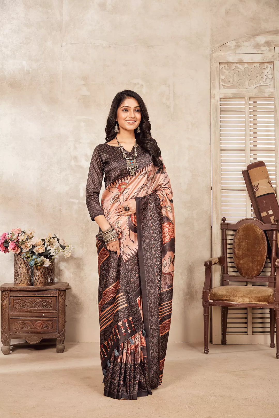 woman standing in Hathi Kalamkari Figer Diya Saree.