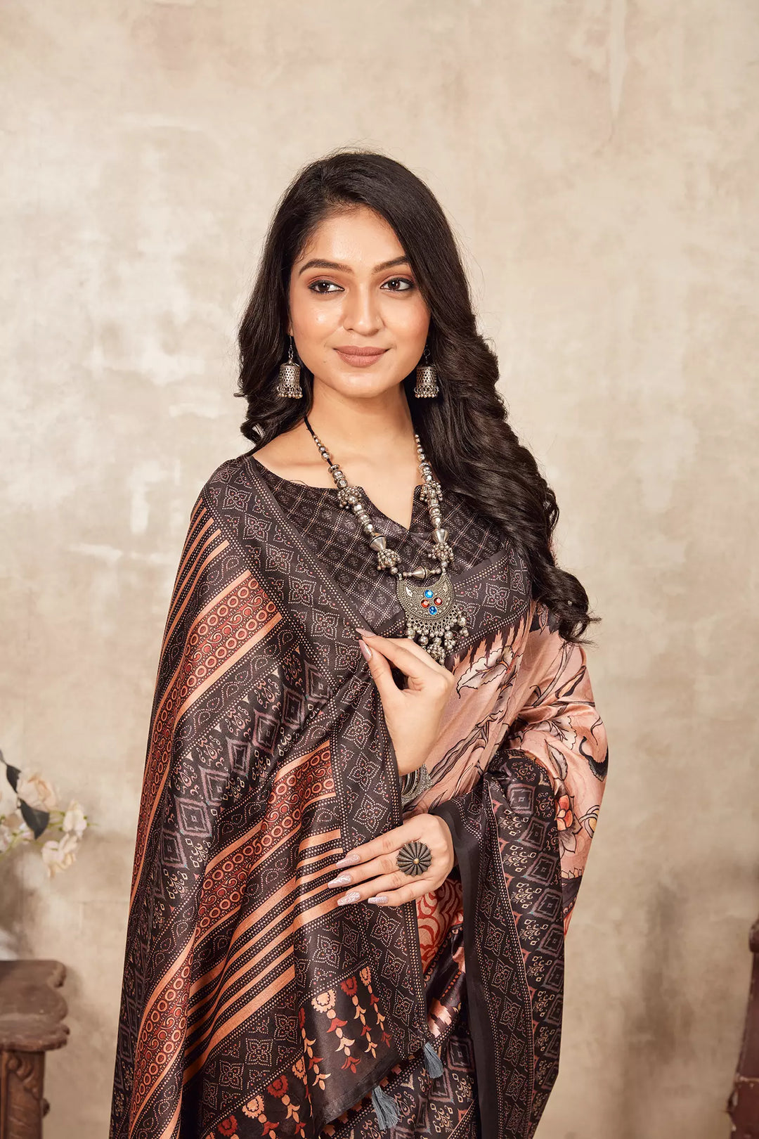 woman standing in Hathi Kalamkari Figer Diya Saree.